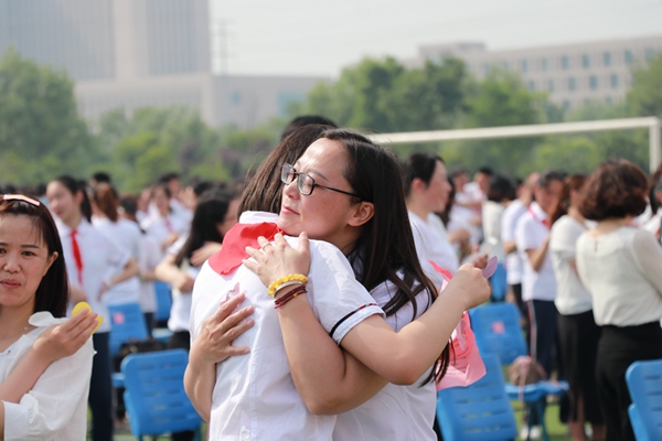 19孩子和家长相拥在一起.jpg