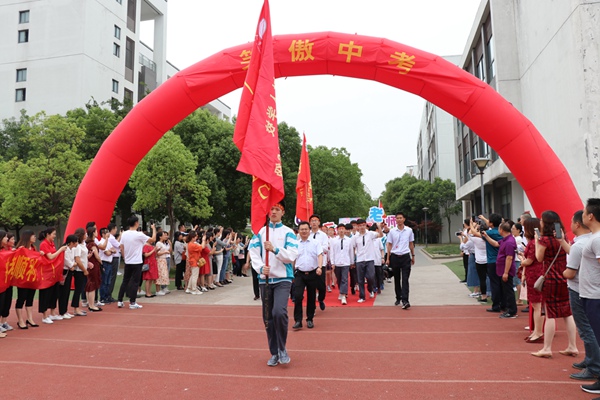 学生进场2.jpg