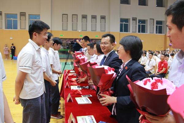 26给老师送上鲜花.jpg