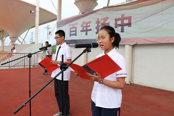 学弟学妹为学长送祝福.jpg
