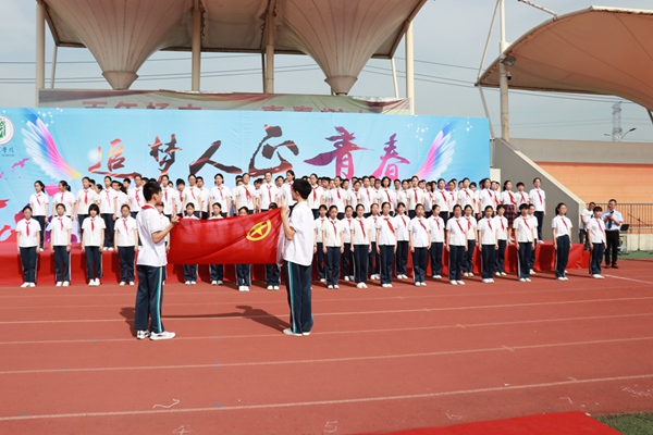 11新团员面对团旗.jpg