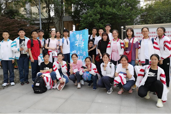 学长学姐们合影留念.jpg
