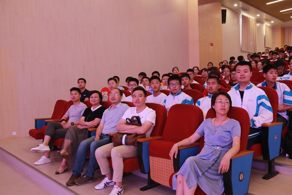 领导老师们和同学们一同聆听讲座.jpg