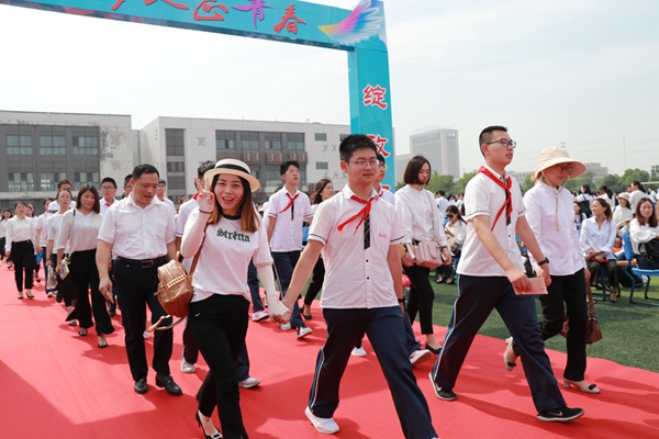 28学生携手家长同走青春之门.jpg