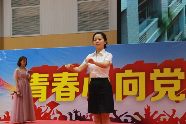 52谢晓莉老师指挥齐唱《树人学校校歌》.jpg