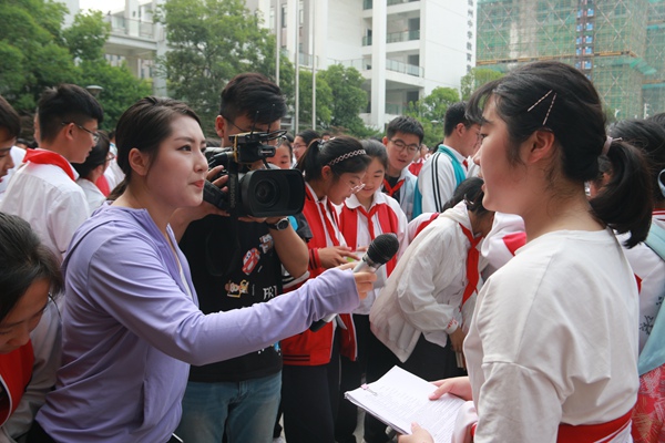 新闻女生采访同学们.jpg