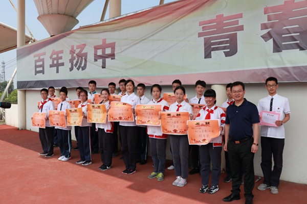 初二“正青春”获奖班级合影.JPG