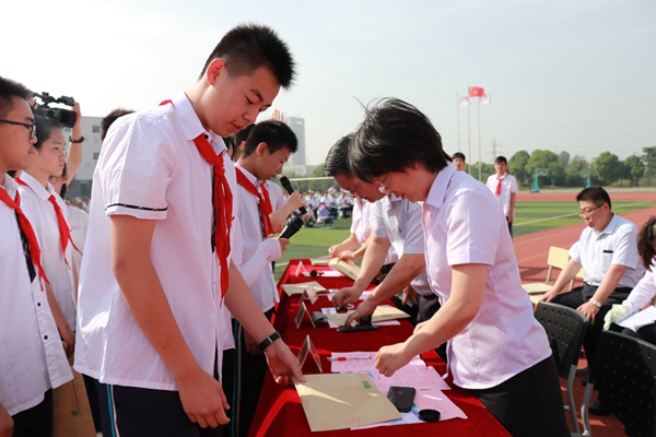 9-2副校长殷翠云为学生封印.jpg