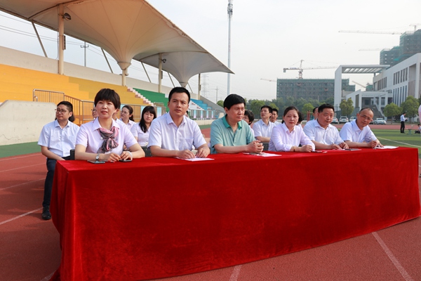 6行政人员和老师们在主席台旁就座.jpg