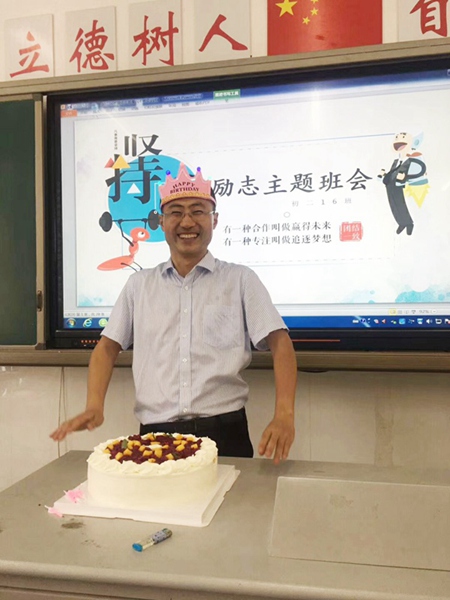 33老师为学生们送上生日蛋糕.jpg
