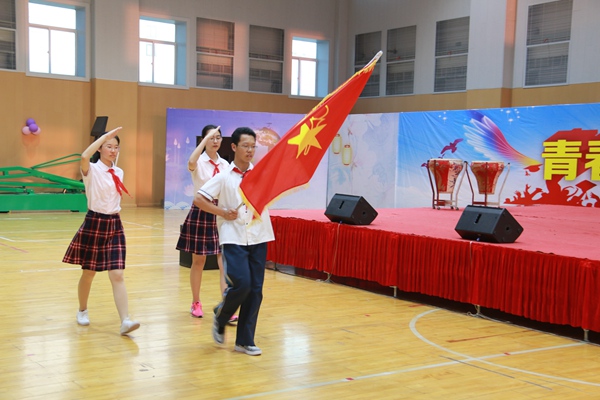 12少先队队旗通场.jpg