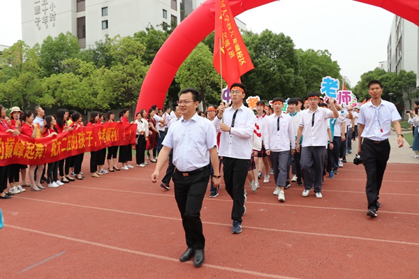 崔校率领初三勇士们入场.jpg