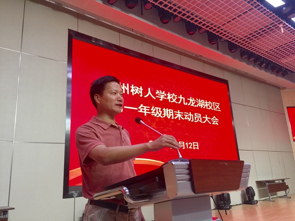潘银宽老师为同学们加油鼓劲.jpg