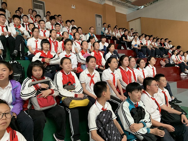中国军人的铁骨铮铮让同学们敬佩.jpg