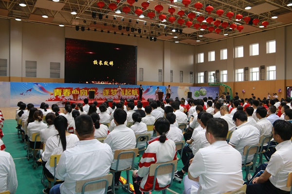 19家长和同学们一同聆听校长致辞.jpg