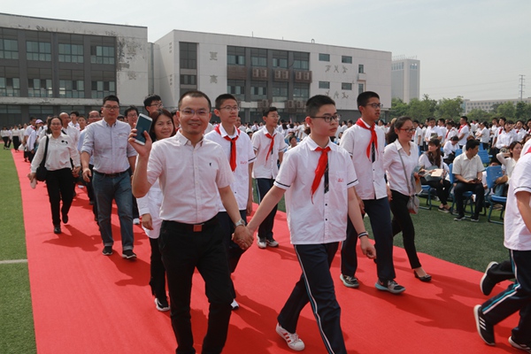 1学生和家长步入现场.jpg