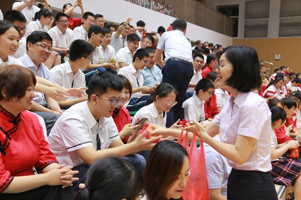 44收到老师送的云片糕.jpg