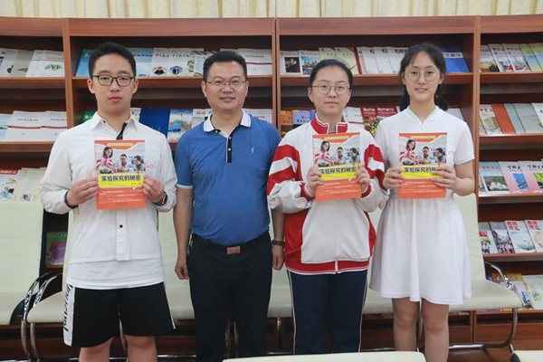 崔伟副校长与“得意门生们”辛福合影.jpg