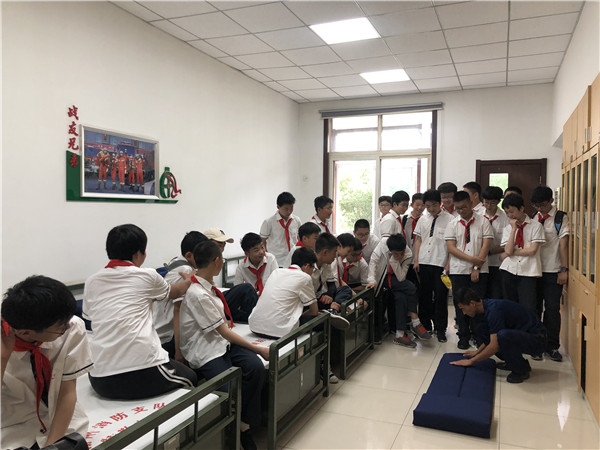 3男生学习叠军被.jpg