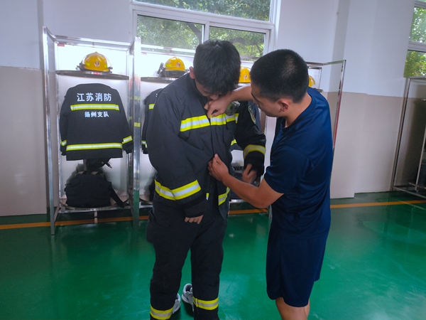 试穿消防服.jpg