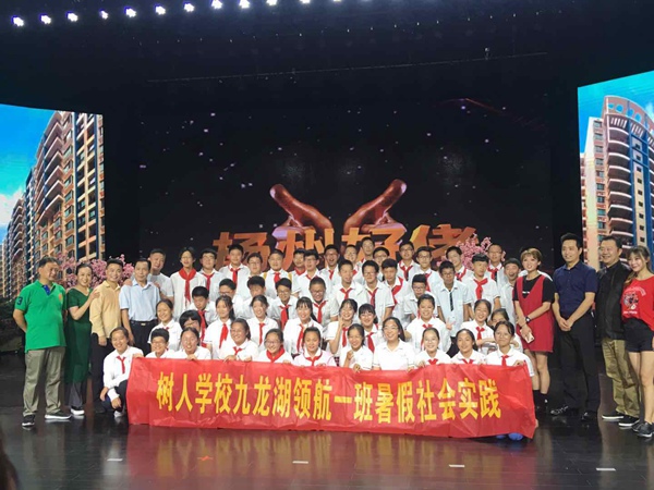 与广电主播们合影留念.JPG