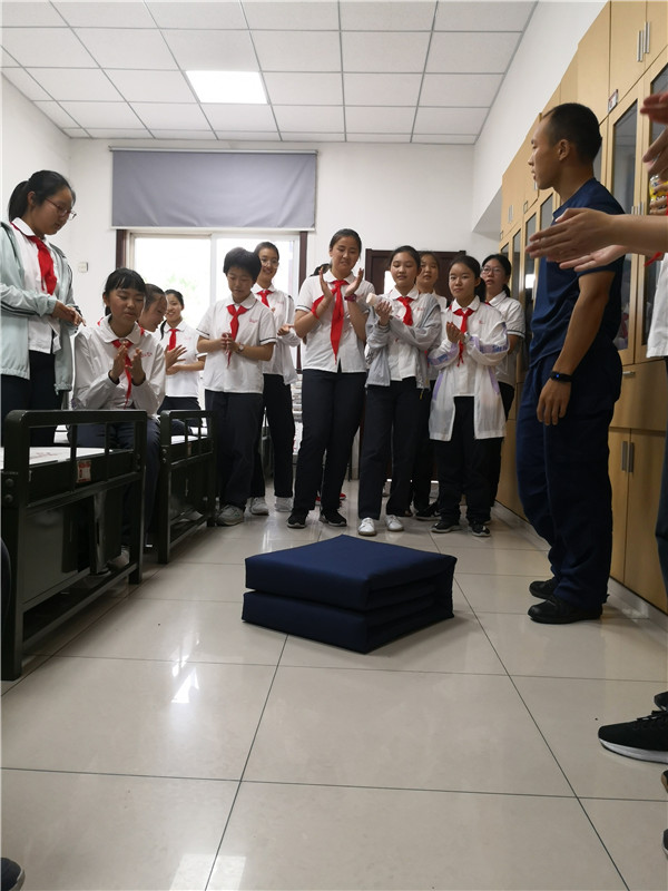 4女生学习叠军被.jpg