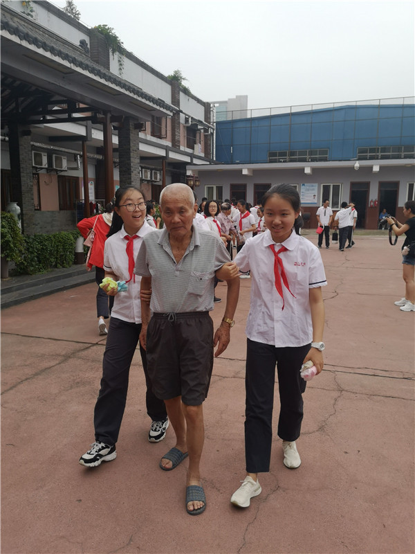 爷爷我搀您走.jpg
