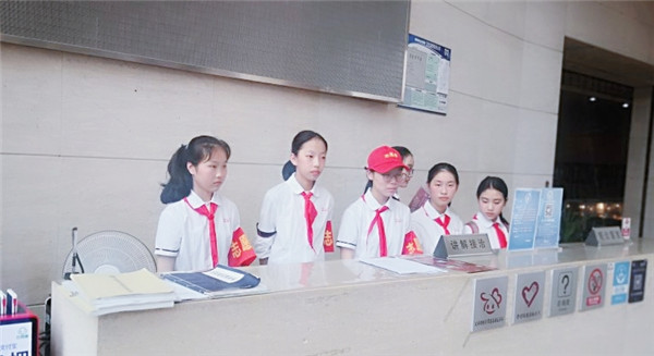 服务台的同学们.jpg