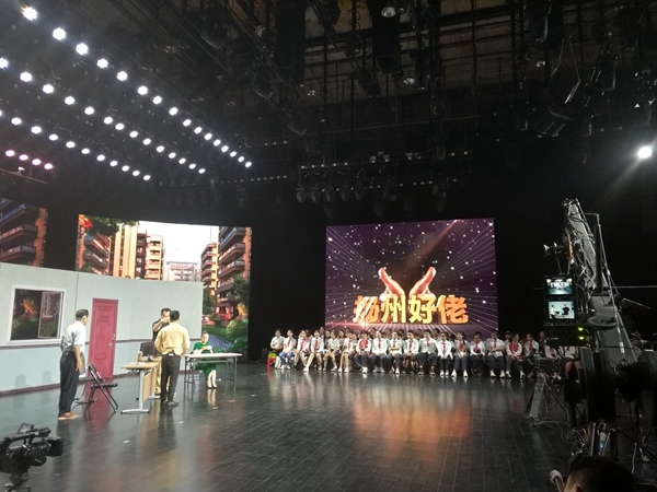 认真观看小品录制.JPG