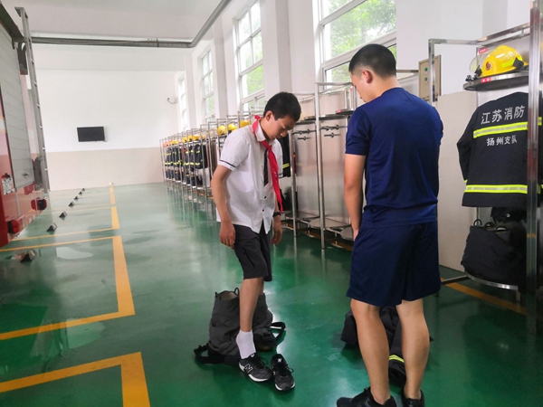 同学试穿消防服.jpg