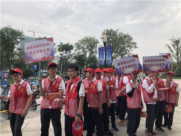 6宝龙广场宣传消防安全.jpg