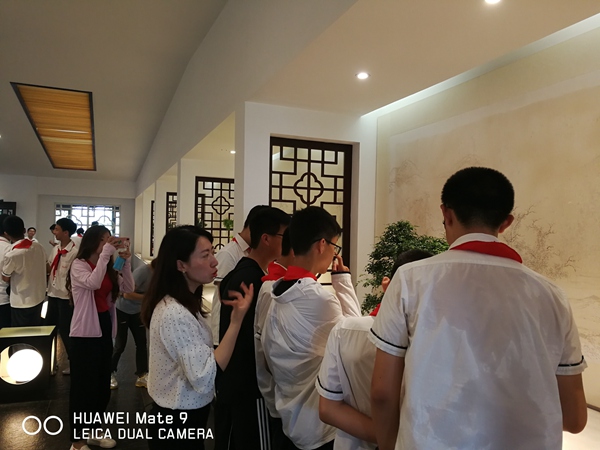 图3：参观扬派盆景博物馆.jpg
