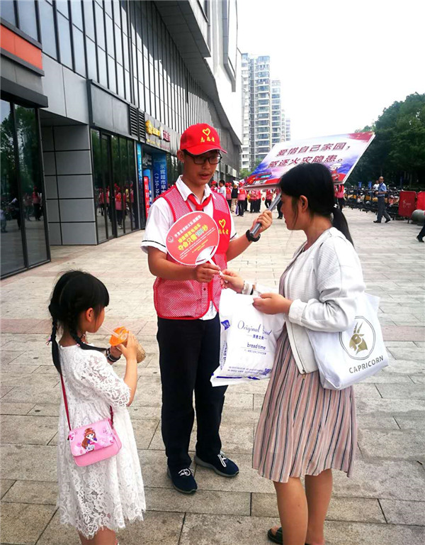 7向行人介绍消防小常识.jpg