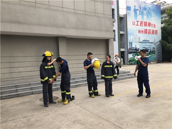 2体验穿战斗服.jpg