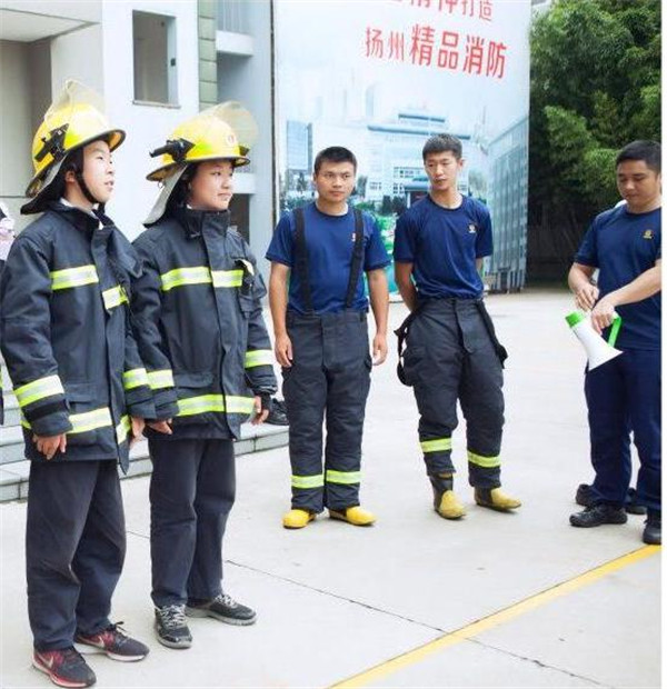 7.体验穿战斗服.JPG