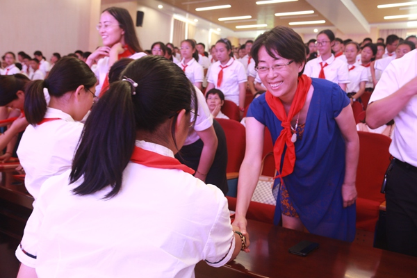 学生代表向副校长殷翠云献巾.jpg