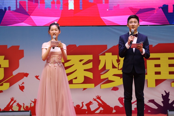 3主持人：初三2班邹皓名，初三10班陆雅君.jpg