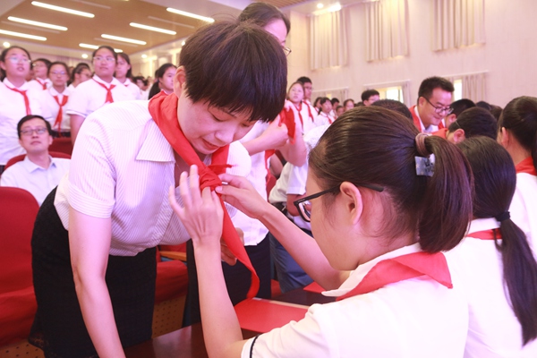 学生代表向年级主任潘金霞献巾.jpg
