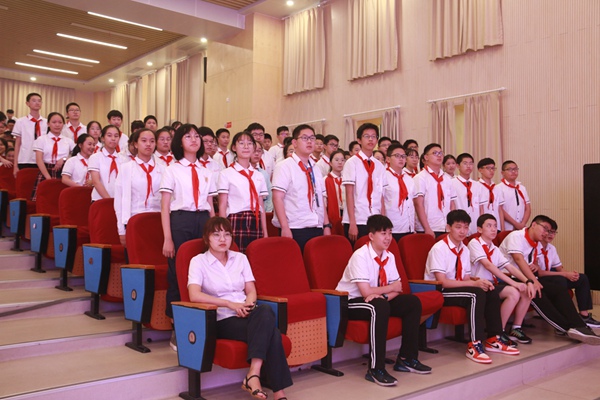 激情的口号响彻会场3.jpg