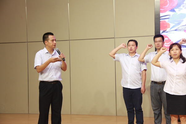 年级主任卞家海老师带领全体初二教师重温树人誓词2.jpg