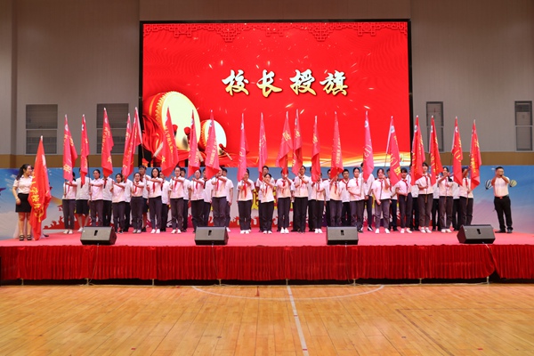 13崔校长为各班授旗.jpg
