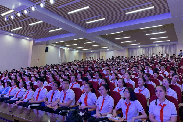 同学们认真听讲.JPG