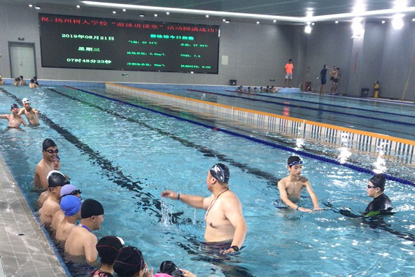 学生在学游泳.JPG