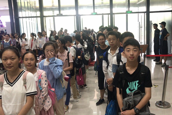 学生有序进场.JPG