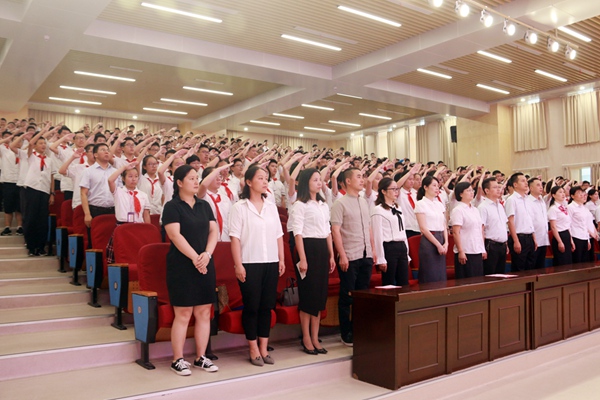 全场起立奏唱国歌.jpg