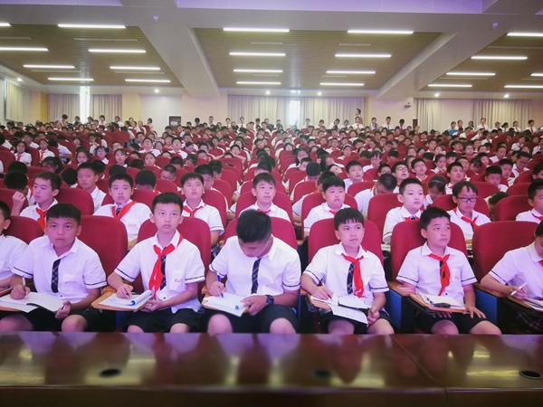 学生认真做笔记.jpg