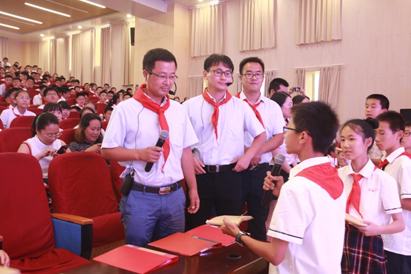 学生代表郑重递交求学卡.jpg