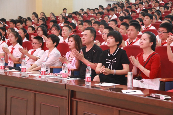 出席活动的领导和评委们.jpg