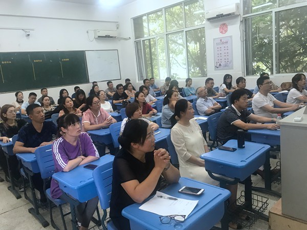 家长们认真参会1.JPG
