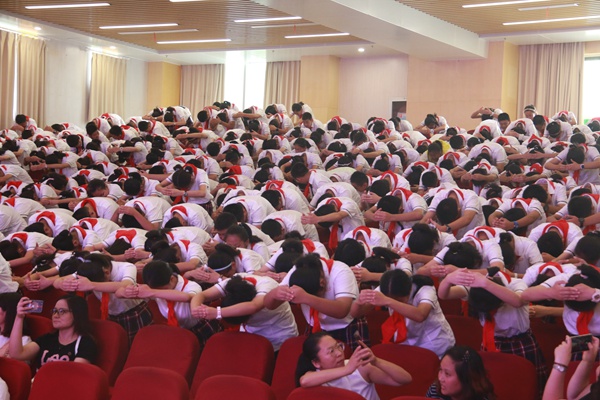 举行庄重的拜师仪式.jpg